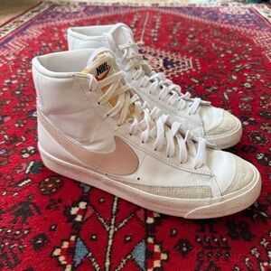 Nike Women’s Blazer Mid 77 Shoes White w/Pink Swoosh | Size 11